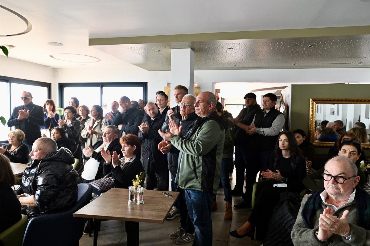 s_sbraggia's tweet photo. Ce matin, échange très riche avec les habitants du secteur de la Résidence des Îles. Point sur le travail accompli et projets concrets pour les quartiers ouest : maison de santé, lieu dédié au spectacle vivant, antenne du CIAS. Merci pour votre accueil. #ForzaAiacciu #Ajaccio https://t.co/o8OGs22GKH