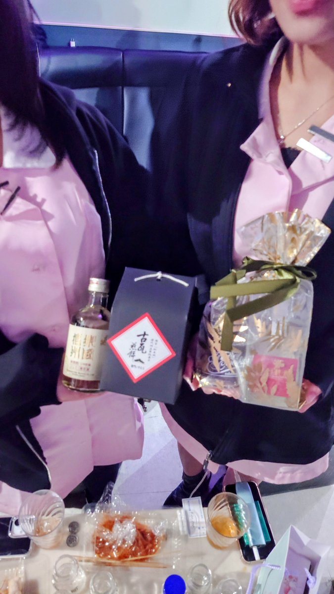 mochiudonsoba's tweet photo. 昨晩は立ち飲み屋さんで気の知れた常連さんと一緒に飲み行きたい言うてくれてた子達でワイワイ🎶
日本酒五号飲んで幸せ気分🍶´-
後祝いで誕プレまでいただいた♪( ◜ω◝و(و "
不景気で上手くいかない世の中だけどそれと同時に人付き合いが洗練されてく感じがして希望に溢れてる気がする🥲 https://t.co/uoR38jSj9Y