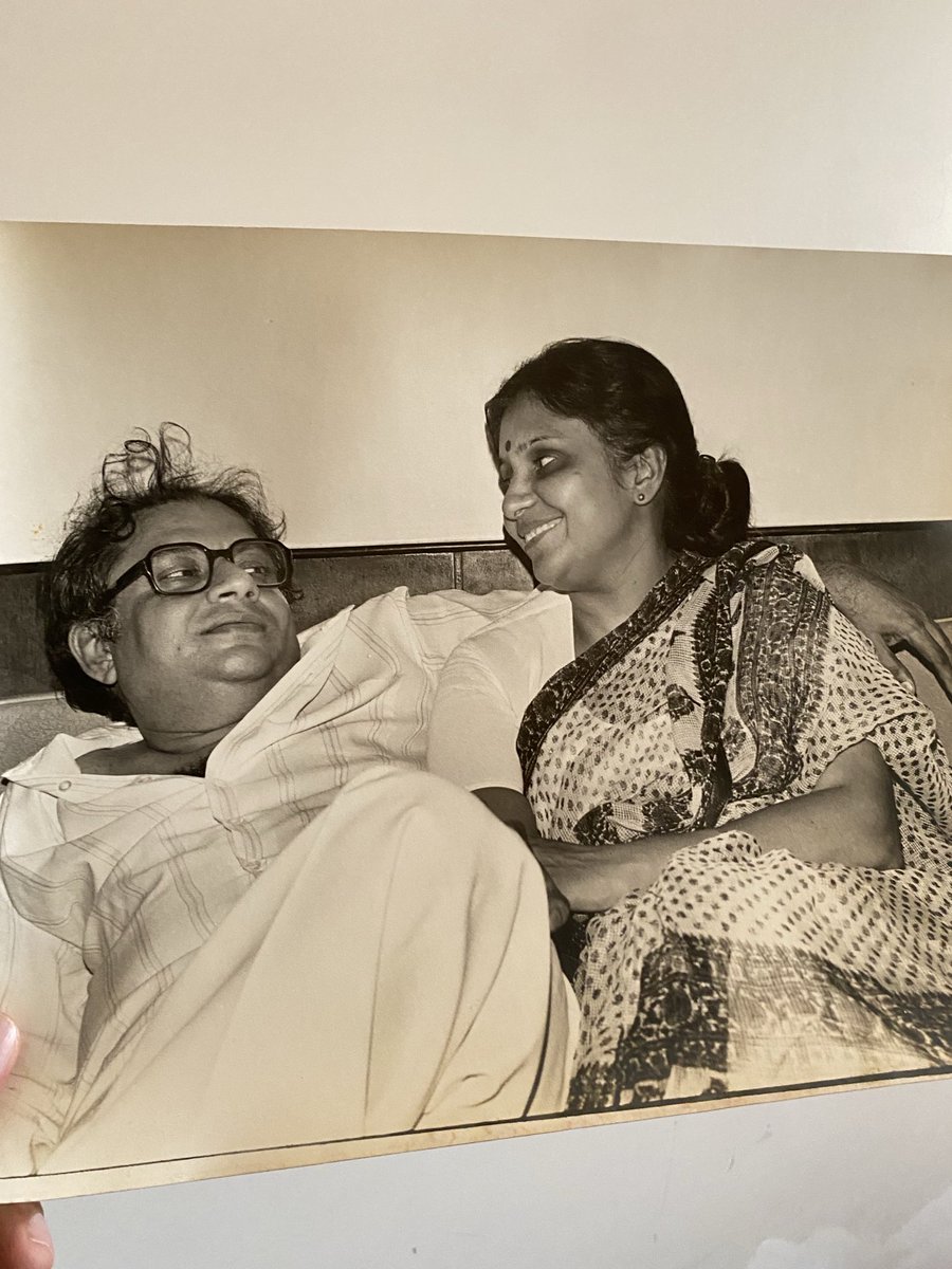 Seene me sulagte hain armaan
aankho me udaasi chhaayi hai
ye aaj teri duniya se hame
taqdeer kahaan le aayi hai
seene me sulagte hain armaan