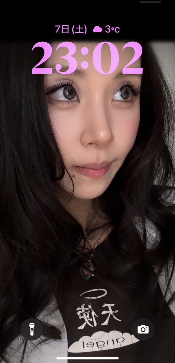待ち受けにしたいけどなんかしっくりこないー😭😭
時計と目が被るからずらしたら上に空白できるし...