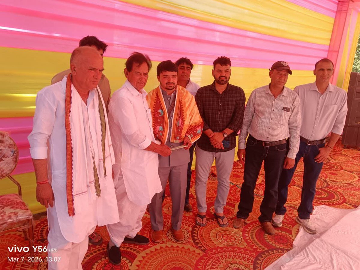 आज जयरामपुरा में सामोता परिवार में आयोजित शादी समारोह में पहुंच कर चि॰ आर्यन को आशीर्वाद प्रदान किया।
#mahadevsinghkhandela