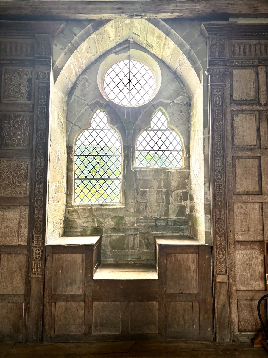 katephillips29's tweet photo. A beautiful window and intricately carved panelling in the solar at Stokesay Castle, Shropshire 💕 https://t.co/ibCbmdolXs