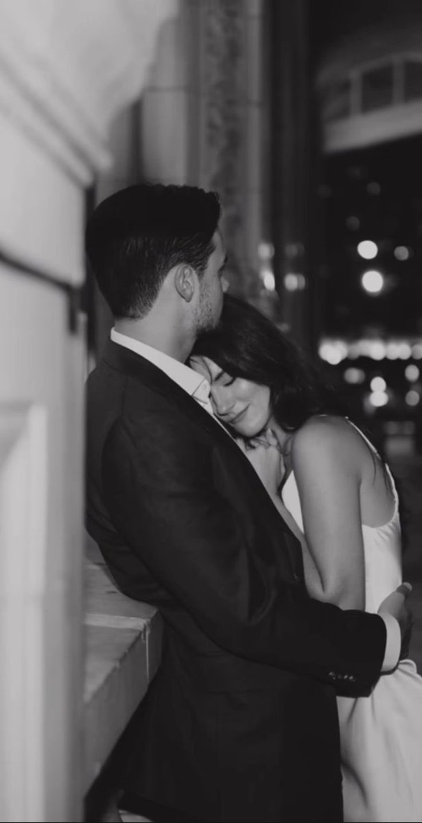 Fecho os olhos pra não ver passar o tempo, sinto falta de você, 

Anjo bom, amor perfeito no meu peito.

Roberto Carlos 🌹🎩