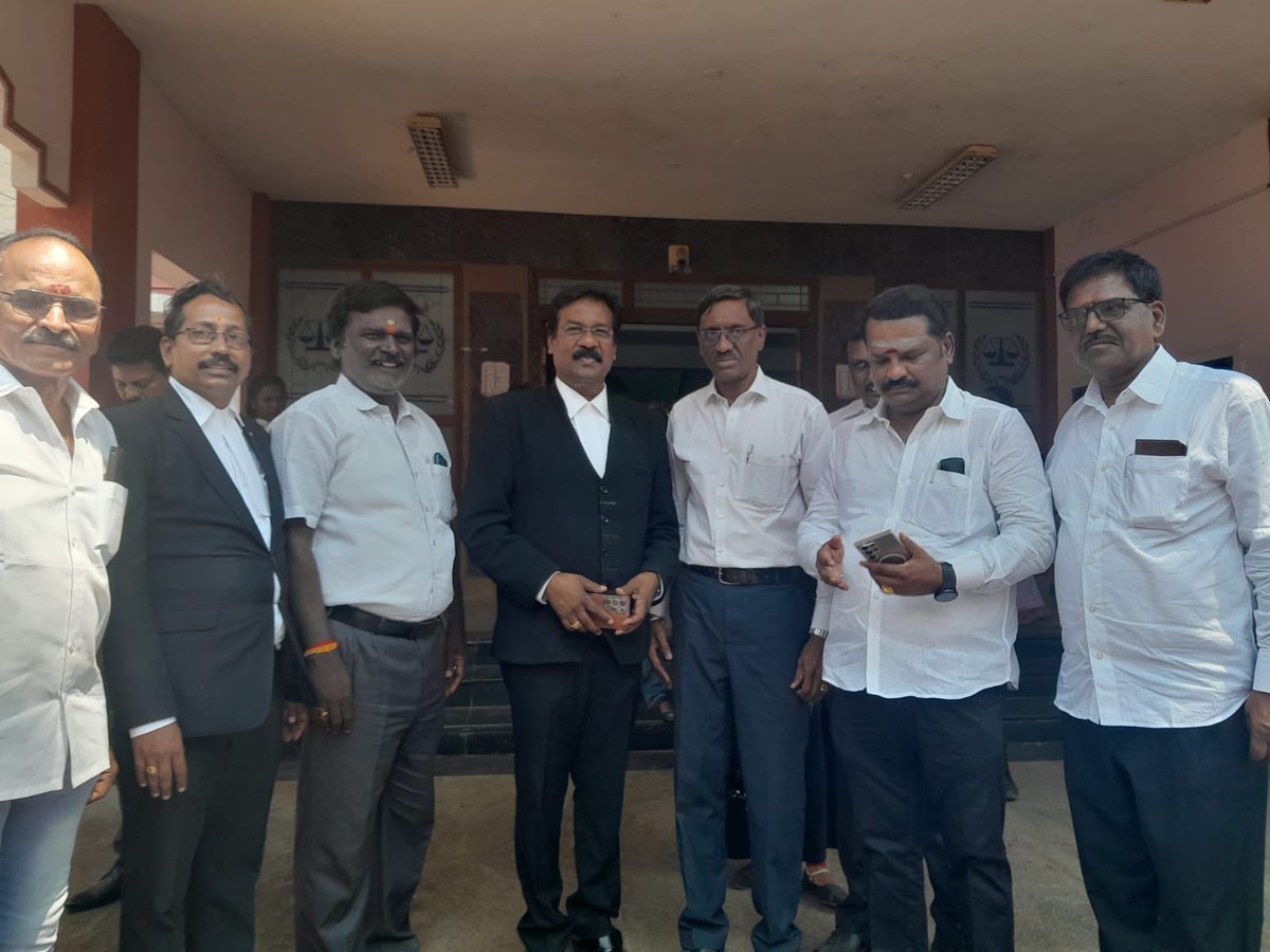 இன்று மதியம் தேனி மாவட்டம் பெரியகுளம் பார் கவுன்சில் வழக்கறிஞர்கள் சொந்தங்களை சந்தித்து நடக்கவிருக்கும் பார் கவுன்சில் தேர்தலுக்கான ஆதரவு திரட்டியபோது.

#BarCouncilElections2026 
#preference1stVoteForRCPK