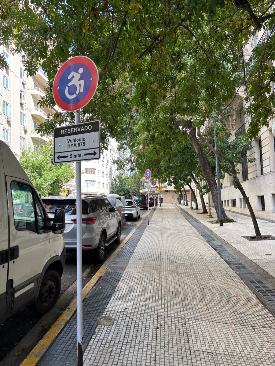 NoPonziGames's tweet photo. Juncal entre Basavilbaso y Esmeralda debe tener la tasa de invalidez más alta del mundo. Conté como 12 de estos cartelitos. Lo mismo que los que ponen en los autos. Debe haber un cuarto de autos con carteles de invalidez. Es increíble https://t.co/ExWBBl62sp