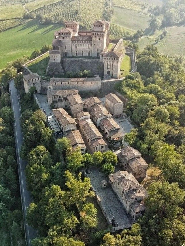 angelicaio81153's tweet image. Arts Architecture Traditions Culture 

Torrechiara Castle Medieval Fortress , Parma Italy Built 15th Century 
Historical Monument 
#art #aerial #photography #architecture #traditions #cultiralheritage #medieval #monument