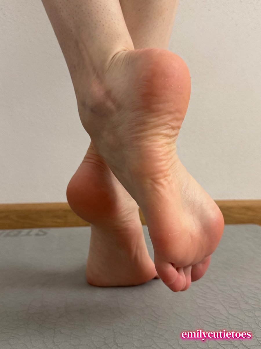 Emily Cutie Toes tweet media