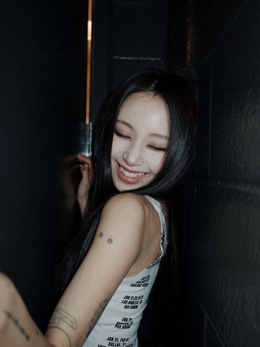 ChaeyoungGlobal's tweet photo. CHAEYOUNG looking stunning in new #TWICE_THISISFOR_WORLD_TOUR bts pics via IG! 

“🎠💞🍀👼🏻🕸️🧑🏻‍🍳🤹🏻‍♀️🎼” 

#TWICE #트와이스 #CHAEYOUNG #채영 https://t.co/weIsirIoKJ