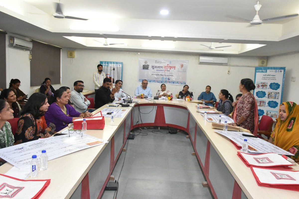 આજ રોજ હિંમતનગર સર્કિટ હાઉસ ખાતે આંતરરાષ્ટ્રીય મહિલા દિવસના અવસરે મુખ્યમંત્રી મહિલા પાણી સમિતિ પ્રોત્સાહન યોજના અંતર્ગત મહિલાઓને ચેક વિતરણ કરવાના કાર્યક્રમમાં ઉપસ્થિત રહી ચેક વિતરણ કરી મહિલાઓને પ્રોત્સાહિત કરી.

વિવિધ ગામોની મહિલા પાણી સમિતિઓએ પાણી વ્યવસ્થાપન અને સંરક્ષણ ક્ષેત્રે