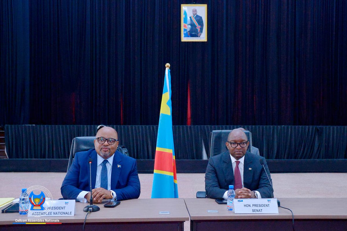AssembleeNatRDC's tweet photo. RDC : LE GOUVERNEMENT DÉPOSE AU PARLEMENT LES PROJETS DE LOI RATIFIANT L’ACCORD DE PAIX RDC–RWANDA ET L’ACCORD STRATÉGIQUE RDC–USA

Le Gouvernement de la République a officiellement déposé, ce samedi, au Parlement deux projets de loi portant ratification de l’accord de paix conclu entre la République démocratique du Congo et le Rwanda, ainsi que de l’accord stratégique signé entre la RDC et les États-Unis d’Amérique.

Les textes ont été réceptionnés par le Président de l’Assemblée nationale, l’honorable Aimé Boji Sangara, en présence du Président du Sénat, l’honorable Jean-Michel Sama Lukonde, et des membres des bureaux des deux chambres du Parlement. Ils ont été remis par la Première ministre, Judith Suminwa Tuluka, accompagnée de plusieurs membres du Gouvernement.

Selon la Cheffe du Gouvernement, ces instruments juridiques concernent notamment l’accord de paix signé en juin 2025 entre la RDC et le Rwanda. À ce document principal s’ajoute une annexe relative au cadre d’intégration régionale, signée en décembre de la même année. La finalisation de l’ensemble de ces textes a nécessité d’attendre la conclusion de toutes les dispositions avant leur transmission officielle au Parlement.

Profitant de la période des vacances parlementaires, le Gouvernement a ainsi engagé les démarches législatives nécessaires afin de permettre le dépôt des projets de loi avant la prochaine rentrée parlementaire, conformément aux exigences constitutionnelles.

Les autorités ont, à cette occasion, souligné l’importance pour les représentants du peuple de prendre pleinement connaissance du contenu de ces accords. Si certaines discussions ont déjà eu lieu dans le cadre de réunions interinstitutionnelles, leur examen par le Parlement constitue une étape essentielle du processus démocratique.

Cette procédure vise également à garantir la transparence vis-à-vis de la population congolaise. Les autorités assurent que ces accords ont été conclus dans l’intérêt supérieur de l’État et du peuple congolais, notamment pour consolider la paix, préserver la souveraineté nationale et protéger l’intégrité territoriale de la République démocratique du Congo.

Au-delà de leur dimension sécuritaire et diplomatique, ces accords stratégiques s’inscrivent également dans une dynamique de développement du pays et d’amélioration des conditions de vie des populations.

Les échanges ont par ailleurs porté sur les préparatifs de la prochaine rentrée parlementaire. À cette occasion, un geste symbolique a été posé en faveur des femmes leaders dans le cadre des activités du mois de mars consacré aux droits des femmes, réaffirmant l’engagement des institutions en faveur de la promotion du genre et de la femme congolaise.

La Première ministre Judith Suminwa Tuluka était accompagnée, lors de cette cérémonie, de plusieurs membres du Gouvernement, notamment le Vice-Premier ministre et ministre de l’Intérieur, Jacquemain Shabani Lukoo, la Vice-ministre des Affaires étrangères, Noëlla Ayeganagato Nakwipone, ainsi que le ministre de la Communication et des Médias, Patrick Muyaya Katembwe.
