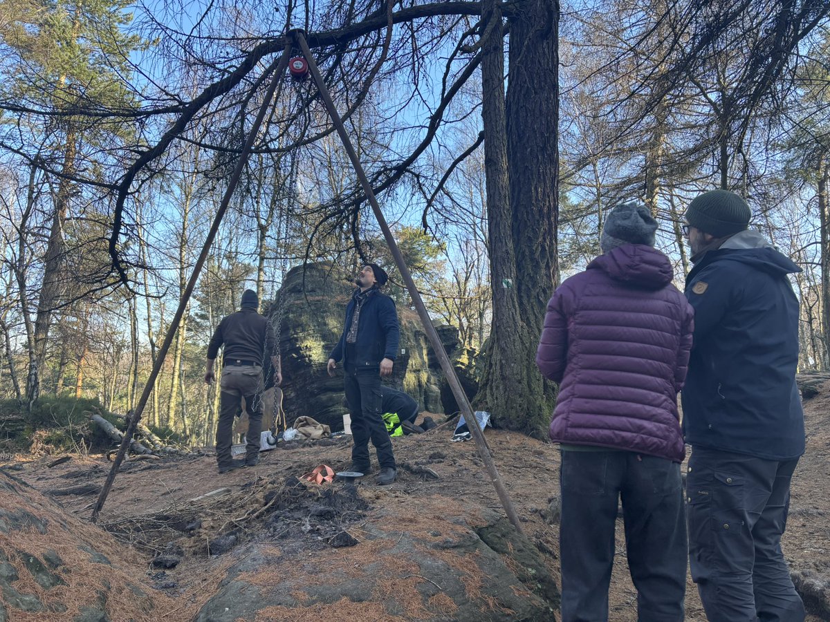 PilarovaDaniela's tweet photo. Tisá na Ústecku připravuje novou naučnou stezku ve velkém a malém skalním městě. A je to paráda! Citlivé začlenění přírodních ukazatelů a cedulí, zvířata v životní velikosti a stezkou provedou malé i velké geolozích Matylda a krkavec Albert. #TisaSkaly https://t.co/g8oNJ5GsuC