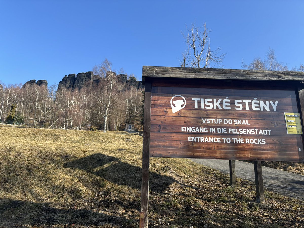 PilarovaDaniela's tweet photo. Tisá na Ústecku připravuje novou naučnou stezku ve velkém a malém skalním městě. A je to paráda! Citlivé začlenění přírodních ukazatelů a cedulí, zvířata v životní velikosti a stezkou provedou malé i velké geolozích Matylda a krkavec Albert. #TisaSkaly https://t.co/g8oNJ5GsuC