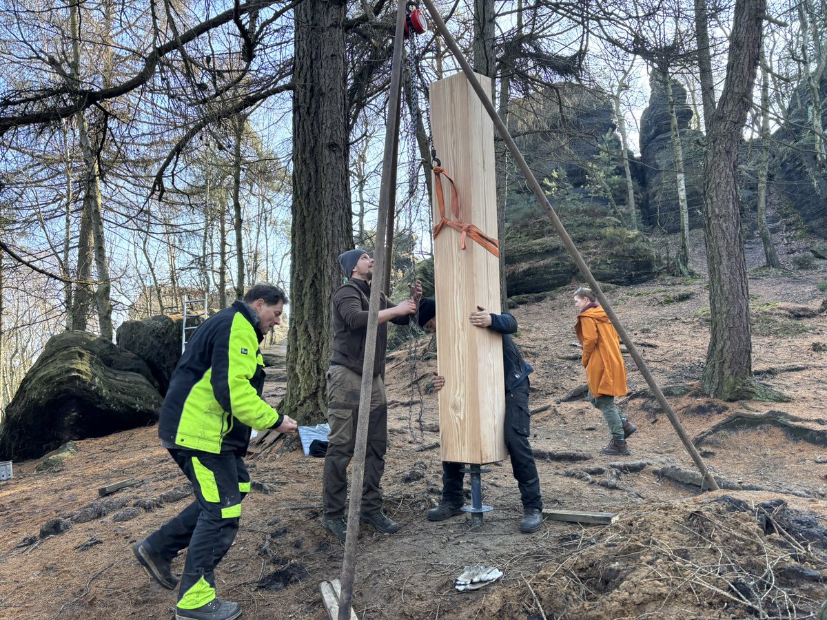 PilarovaDaniela's tweet photo. Tisá na Ústecku připravuje novou naučnou stezku ve velkém a malém skalním městě. A je to paráda! Citlivé začlenění přírodních ukazatelů a cedulí, zvířata v životní velikosti a stezkou provedou malé i velké geolozích Matylda a krkavec Albert. #TisaSkaly https://t.co/g8oNJ5GsuC