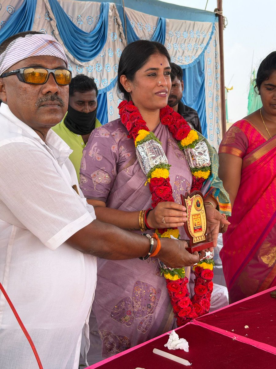 ThriveniDm's tweet image. ಹುಣಸೂರು ತಾ. ಬನ್ನಿಕುಪ್ಪೆಯ ಬನ್ನಮ್ಮ ತಾಯಿ ಜಾತ್ರಾ ಮಹೋತ್ಸವದ ಅಂಗವಾಗಿ ಆಯೋಜಿಸಿದ್ದ ಟೆನ್ನಿಸ್ ಬಾಲ್ ಕ್ರಿಕೆಟ್ ಪಂದ್ಯಾವಳಿ ಉದ್ಘಾಟಿಸಿ ಕ್ರೀಡಾಪಟುಗಳಿಗೆ ಶುಭ ಹಾರೈಸಿದೆ. ಈ ಕ್ರೀಡಾಕೂಟದಲ್ಲಿ 40ಕ್ಕೂ ಹೆಚ್ಚು ಗ್ರಾಮಗಳ ಕ್ರೀಡಾಪಟುಗಳು ಪಾಲ್ಗೊಂಡಿದ್ದರು.
#bannikuppe #hunsur #mysore #thriveni #KPCC