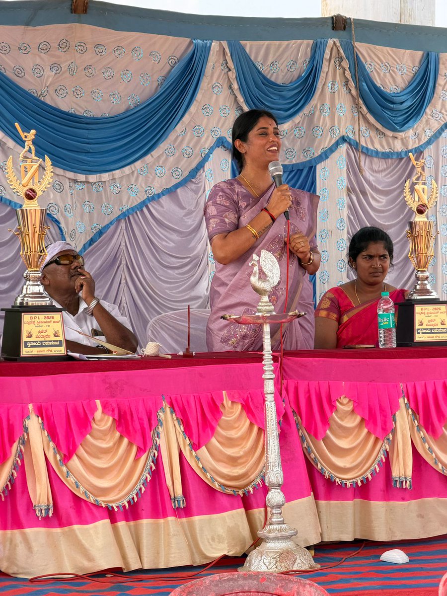 ThriveniDm's tweet image. ಹುಣಸೂರು ತಾ. ಬನ್ನಿಕುಪ್ಪೆಯ ಬನ್ನಮ್ಮ ತಾಯಿ ಜಾತ್ರಾ ಮಹೋತ್ಸವದ ಅಂಗವಾಗಿ ಆಯೋಜಿಸಿದ್ದ ಟೆನ್ನಿಸ್ ಬಾಲ್ ಕ್ರಿಕೆಟ್ ಪಂದ್ಯಾವಳಿ ಉದ್ಘಾಟಿಸಿ ಕ್ರೀಡಾಪಟುಗಳಿಗೆ ಶುಭ ಹಾರೈಸಿದೆ. ಈ ಕ್ರೀಡಾಕೂಟದಲ್ಲಿ 40ಕ್ಕೂ ಹೆಚ್ಚು ಗ್ರಾಮಗಳ ಕ್ರೀಡಾಪಟುಗಳು ಪಾಲ್ಗೊಂಡಿದ್ದರು.
#bannikuppe #hunsur #mysore #thriveni #KPCC