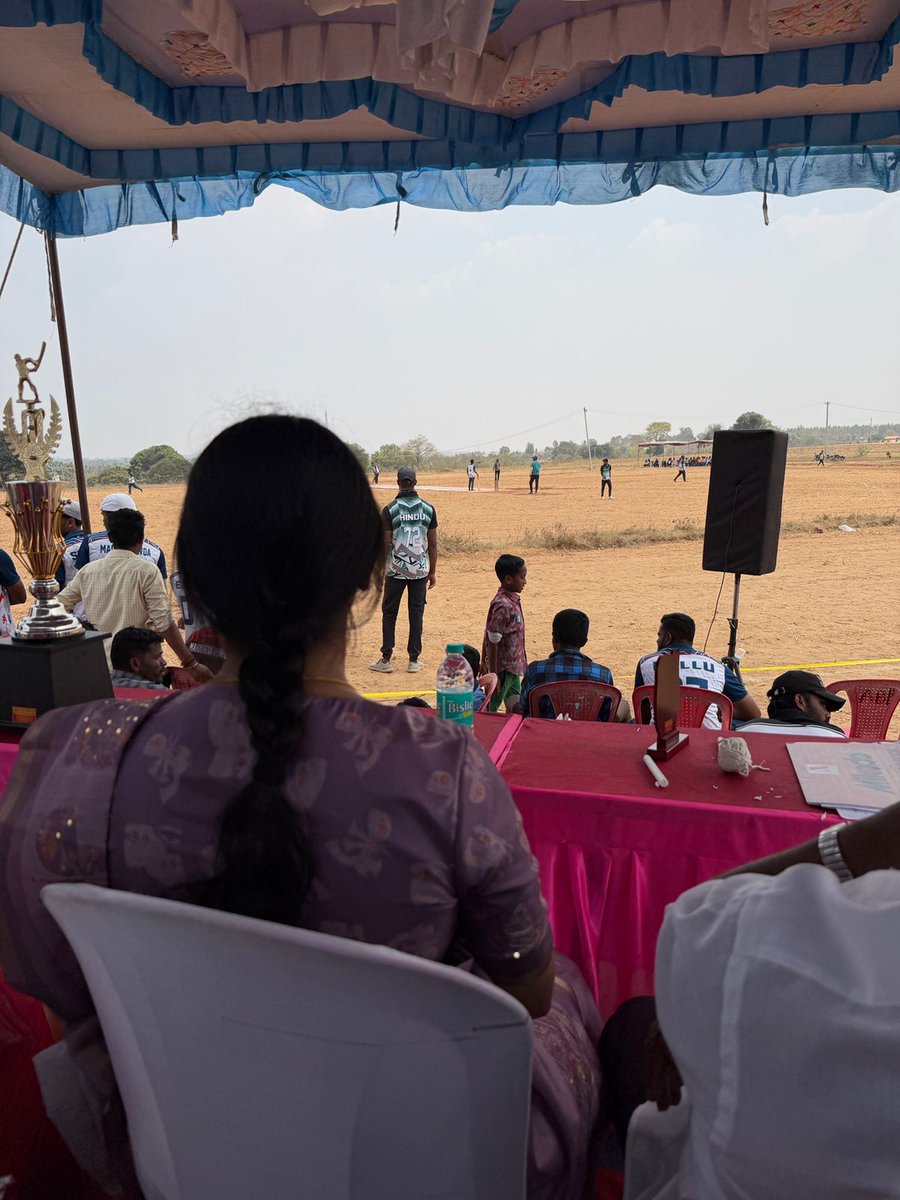 ThriveniDm's tweet image. ಹುಣಸೂರು ತಾ. ಬನ್ನಿಕುಪ್ಪೆಯ ಬನ್ನಮ್ಮ ತಾಯಿ ಜಾತ್ರಾ ಮಹೋತ್ಸವದ ಅಂಗವಾಗಿ ಆಯೋಜಿಸಿದ್ದ ಟೆನ್ನಿಸ್ ಬಾಲ್ ಕ್ರಿಕೆಟ್ ಪಂದ್ಯಾವಳಿ ಉದ್ಘಾಟಿಸಿ ಕ್ರೀಡಾಪಟುಗಳಿಗೆ ಶುಭ ಹಾರೈಸಿದೆ. ಈ ಕ್ರೀಡಾಕೂಟದಲ್ಲಿ 40ಕ್ಕೂ ಹೆಚ್ಚು ಗ್ರಾಮಗಳ ಕ್ರೀಡಾಪಟುಗಳು ಪಾಲ್ಗೊಂಡಿದ್ದರು.
#bannikuppe #hunsur #mysore #thriveni #KPCC