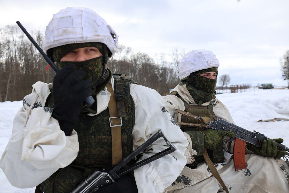 TheGreyPatriot_'s tweet photo. π§πΎπ·πΊ Today's training of troops from 103rd Vitebsk Airborne Brigade.
#Russia #Belarus #Belarusian #Today #VDV #Airborne #Paratroopers #Tactical #Winter #Training #AK74 #AGS17 https://t.co/rm9EGXSJjG