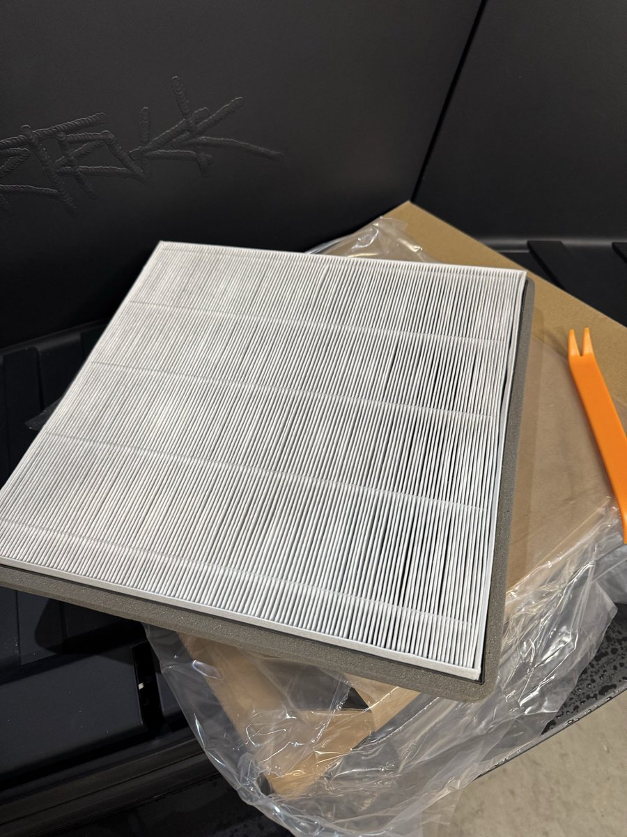cybertruckのフィルター取り替え:
1.フィルターが馬鹿でかい
2.Model3と比べてアクセスが10倍楽
3.見た感じEvaporator coilが見当たらないのでクリーニング出来ない。