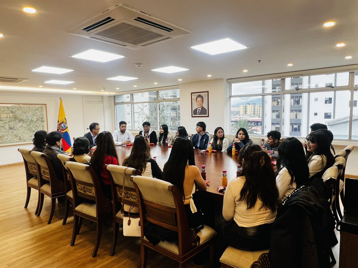 El 24 de febrero, el embajador Shim recibió la visita de los estudiantes de <a href="/lacentralec/">Universidad Central del Ecuador</a> y <a href="/Uni_Indoamerica/">Universidad Indoamérica</a> que han estado en Corea o visitará el país este año a través del programa de intercambio con la Universidad Kyungdong Global de Corea.