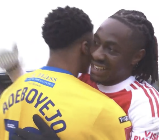 tribuna_ftbl's tweet image. Eberechi Eze had a lovely moment with Victor Adeboyejo at full time of Arsenal vs Mansfield 🥹

Both players were part of the Arsenal academy around 2010 👶🔴
