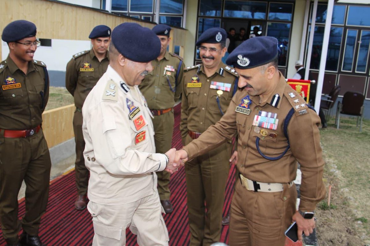 KNSKashmir's tweet photo. #securityscenario
Director General of Police, J&K Nalin Prabhat (IPS) visited District Shopian and reviewed the overall security scenario of the district.
@JmuKmrPolice @DigSkr