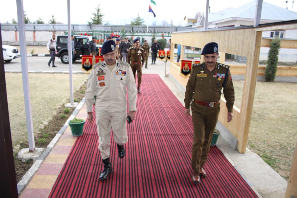 KNSKashmir's tweet photo. #securityscenario
Director General of Police, J&K Nalin Prabhat (IPS) visited District Shopian and reviewed the overall security scenario of the district.
@JmuKmrPolice @DigSkr
