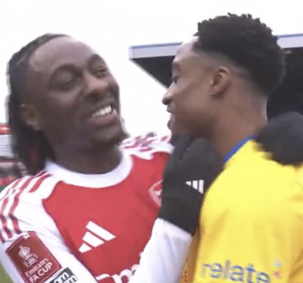 tribuna_ftbl's tweet image. Eberechi Eze had a lovely moment with Victor Adeboyejo at full time of Arsenal vs Mansfield 🥹

Both players were part of the Arsenal academy around 2010 👶🔴