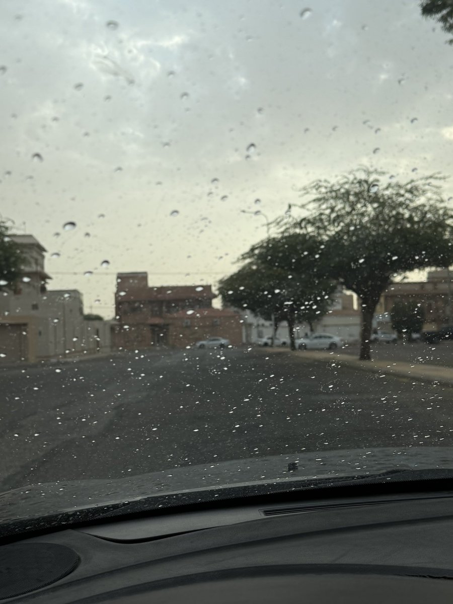 هذا مطر ولا دموع امي علي
طلت من الجنة تويق عيونها 

حست ولدها خاطره ماهو خلي 
والحزن داهمها وجن جنونها