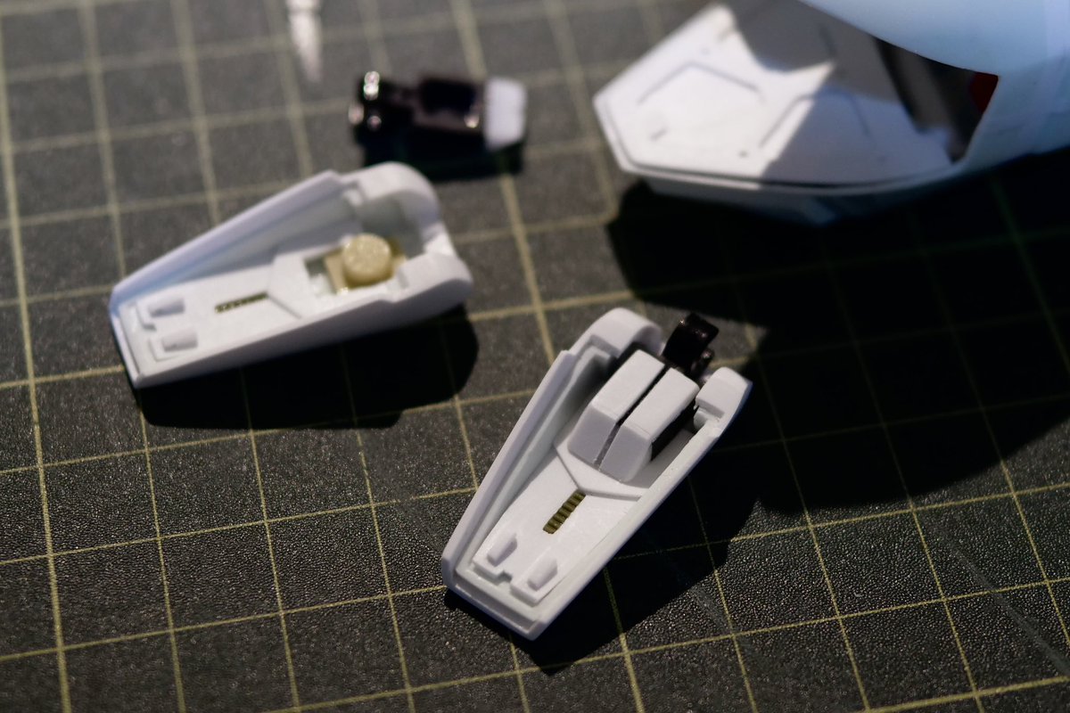 khytso01's tweet photo. 旧キット 1/100 Zガンダム

アンクルアーマーの裏打ち。
いつもながら裏打ちのデザインを考えるのにすげー時間かかる🕚
だがそれがいい😁

旧キットなのであまり細かくなく。というかこれで精一杯💦

ヒンジは100均レゴもどきだが、そのヒンジとアンクルアーマーの接続もまた100均レゴもどきで。 https://t.co/q32cOHW85i
