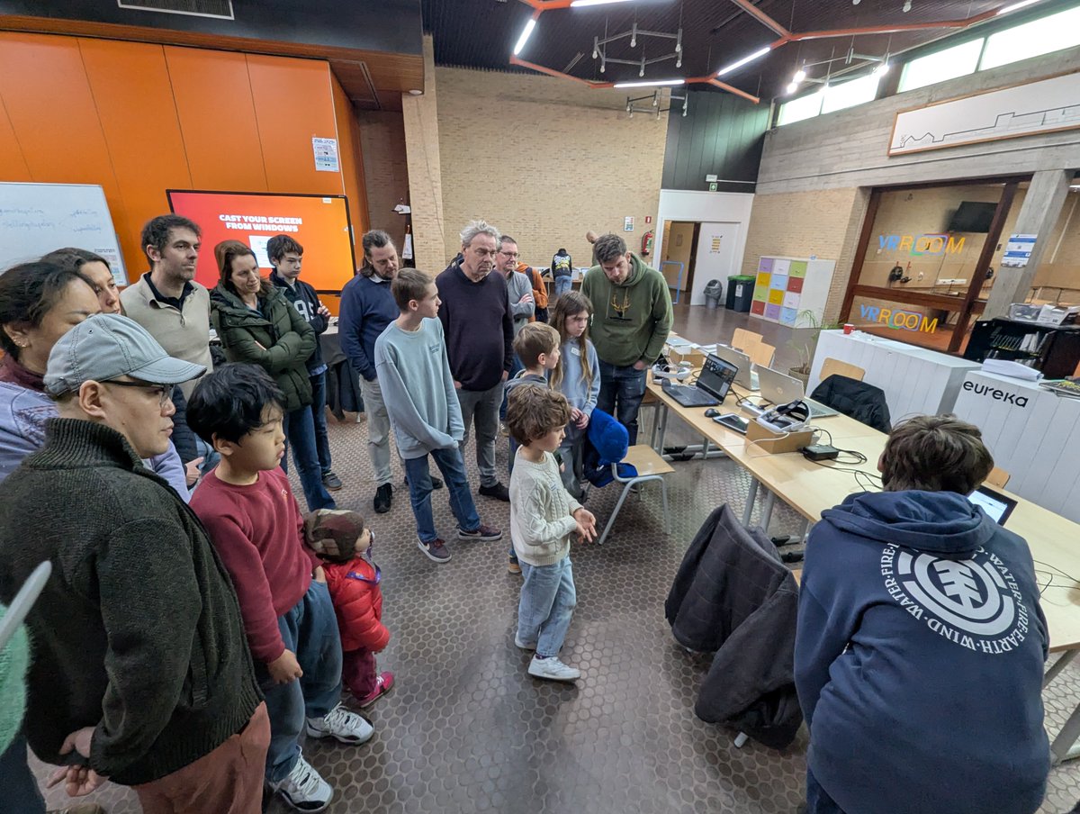 CDJTorhout's tweet photo. Terug alleen maar blije gezichtjes te zien vandaag: traditionele Scratch-projectjes, VR-apps, 3D-ontwerpen en de robotarm.
GRATIS inschrijven voor onze komende dojo op 11 april?
https://t.co/n1A7DotpTA
#torhout #GRATIS #programmeren #voorkinderen #coderdojobelgium #CoderDojo https://t.co/FalotdV96d