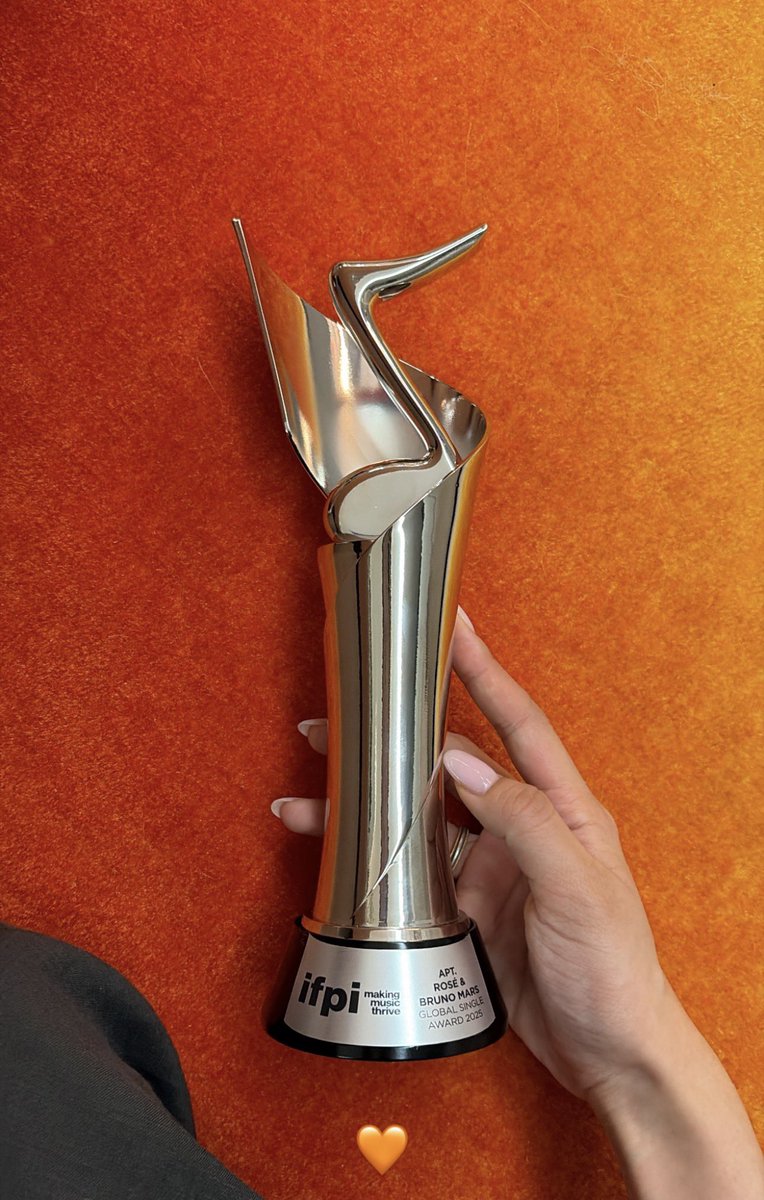 #ROSÉ becomes the first Asian female artist in history to win IFPI award