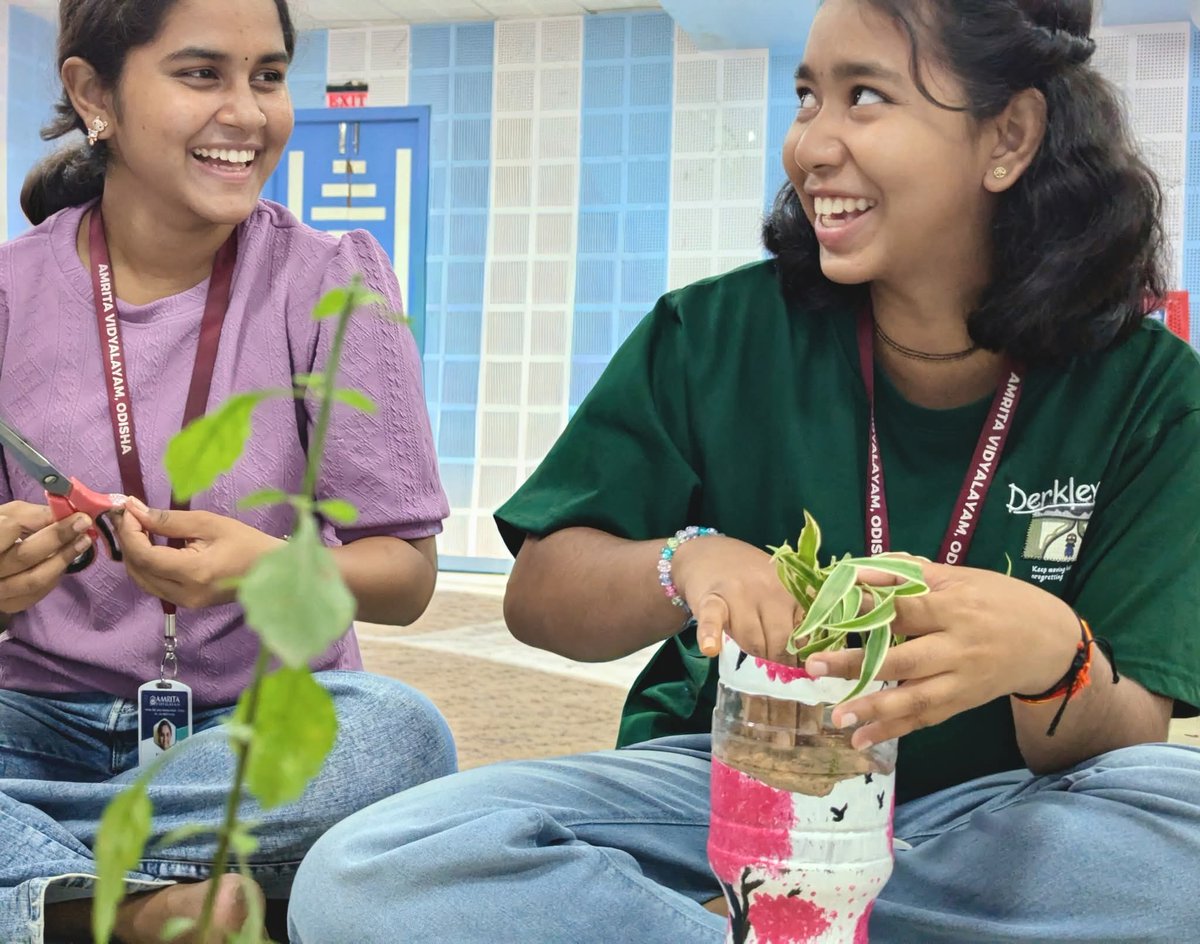 ayudh_india's tweet image. #WaterConservation and #upcycling awareness took center stage as #AYUDHBhubaneswar recently conducted an inspiring SIP (#SelfIrrigatingPlanter) Workshop for enthusiastic students at Jupiter Public School, #Bhubaneswar, #Odisha. 🌱💧
#AYUDHIndia #AYUDHActivities #YouthForSeva