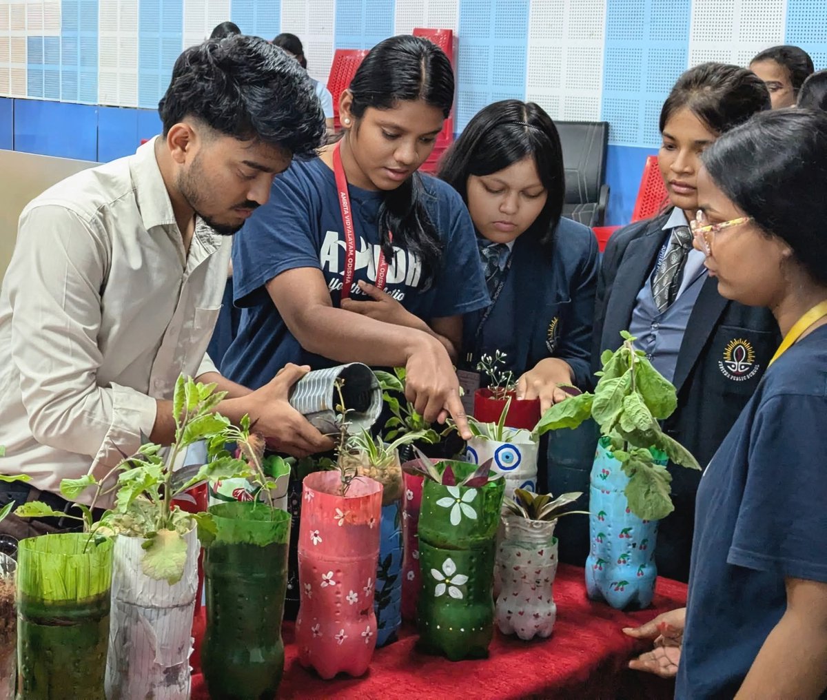 ayudh_india's tweet image. #WaterConservation and #upcycling awareness took center stage as #AYUDHBhubaneswar recently conducted an inspiring SIP (#SelfIrrigatingPlanter) Workshop for enthusiastic students at Jupiter Public School, #Bhubaneswar, #Odisha. 🌱💧
#AYUDHIndia #AYUDHActivities #YouthForSeva