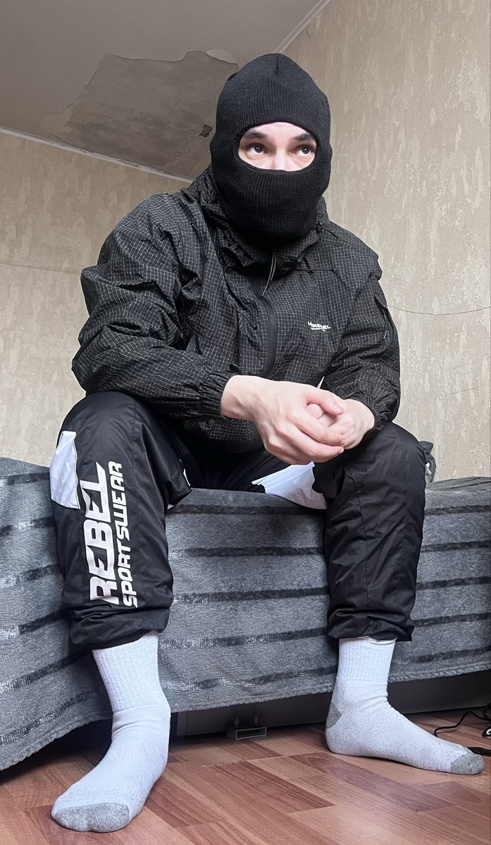 blclv_boy's tweet photo. Prepare for gym 

#maskedmen #masked #socks #kiffeur
#sneakers https://t.co/EFp1SLPnFD