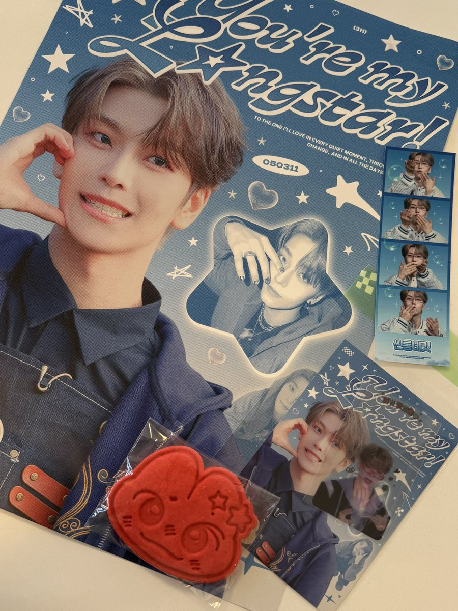 gimcholong73091's tweet photo. 씬롱 생일카페 유어마이롱스타 다녀왔어요!💙 청량한 블루 컨셉이라 들어가자마자 공간 자체가 너무 청량 씬롱 같아서 괜히 더 설렜어요!!!

포스터랑 사진들 구경하는 재미도 있었고, 씬롱 얼굴이 그려진 쿠키는 너무 귀여워서 결국 먹지 못하고 그대로 들고 왔어요 🥹
 씬롱 매점도 센스 있게 꾸며져 있어서 보는 재미가 있었고, 나눔존에서 받은 선물들도 정말 감사합니다!
아! 그리고 포스터가 너무 예뻐서 받고 싶었는데 선뜻 나눠주셔서 너무 감사합니당💙🩵

팬들이 씬롱을 얼마나 좋아하는지 느껴지는 따뜻한 공간이었어요. 씬롱 덕분에 오늘 하루가 정말 청량한 하루였습니당ㅎㅎ

정성 가득한 생일카페 준비해주셔서 감사합니다!!🩵💙🩵

#U_R_MY_LONGSTAR
#유아마이롱스타