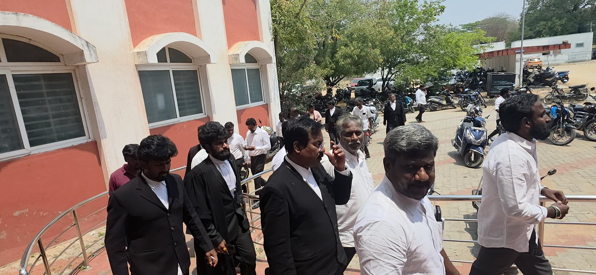 இன்று மாலை திண்டுக்கல் மாவட்ட நீதிமன்றத்தில் பார் கவுன்சில் தேர்தலுக்கு ஆதரவு திரட்டியபோது.

#BarCouncilElections2026 
#preference1stvoteforrcpk