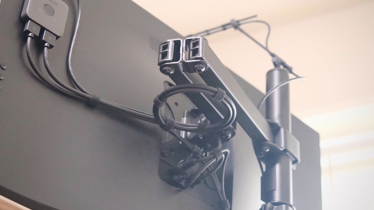 nczat's tweet image. デスク配線では以下を意識しています

・モニタ支柱付近へ集約し天板裏スッキリ
・余長は目立たない場所で水平ループ
・端子付近で強度確保しループ支持
・経路は最短、並列、交差最小
・硬い線はあらかじめ癖つけ
・丸断面で束ね形崩れ防止
・3DPでマウント最適化

#cablemanagement #desksetup