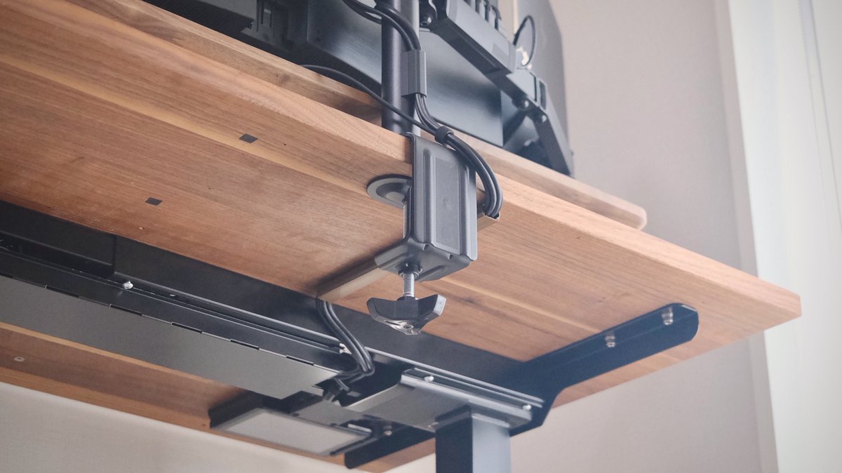 nczat's tweet image. デスク配線では以下を意識しています

・モニタ支柱付近へ集約し天板裏スッキリ
・余長は目立たない場所で水平ループ
・端子付近で強度確保しループ支持
・経路は最短、並列、交差最小
・硬い線はあらかじめ癖つけ
・丸断面で束ね形崩れ防止
・3DPでマウント最適化

#cablemanagement #desksetup