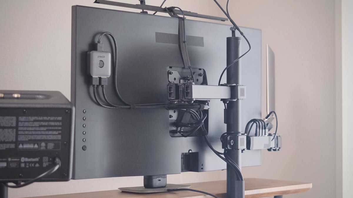 nczat's tweet image. デスク配線では以下を意識しています

・モニタ支柱付近へ集約し天板裏スッキリ
・余長は目立たない場所で水平ループ
・端子付近で強度確保しループ支持
・経路は最短、並列、交差最小
・硬い線はあらかじめ癖つけ
・丸断面で束ね形崩れ防止
・3DPでマウント最適化

#cablemanagement #desksetup