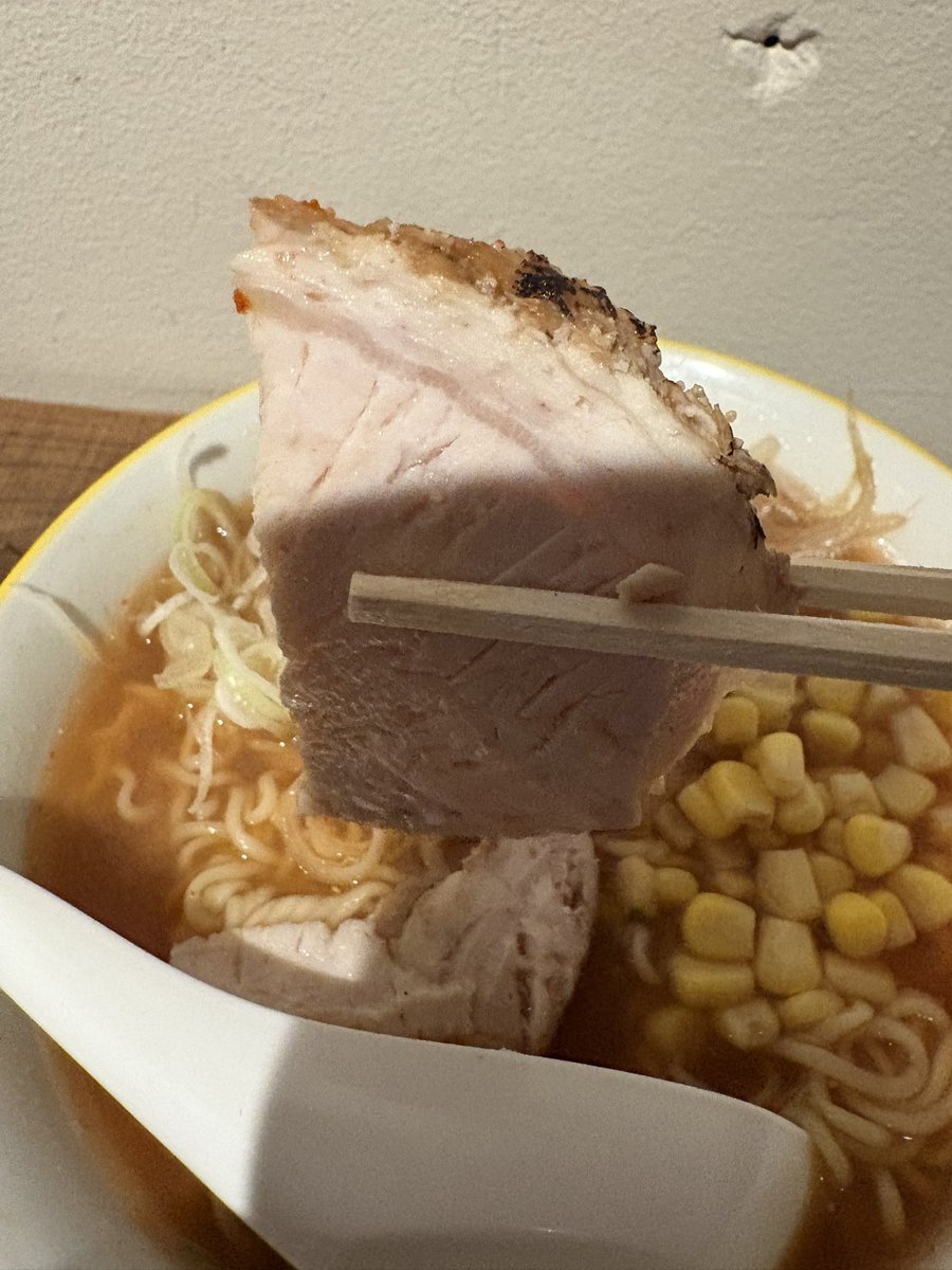 sayohnaradesu's tweet photo. うに子のサッポロ三十路ラーメン🍜

うに子さんお手製のチャーシューが旨い🍴
ご本人が炒めてトッピングしてくれた野菜もいい感じです🎵

飲みの〆に優しい味でした✨
生誕祭盛り上がって楽しかったぁ😊

ごちそうさまでした😋
#うに子生誕祭
#三十路記念
#3rdroom https://t.co/OcuweeBb3e