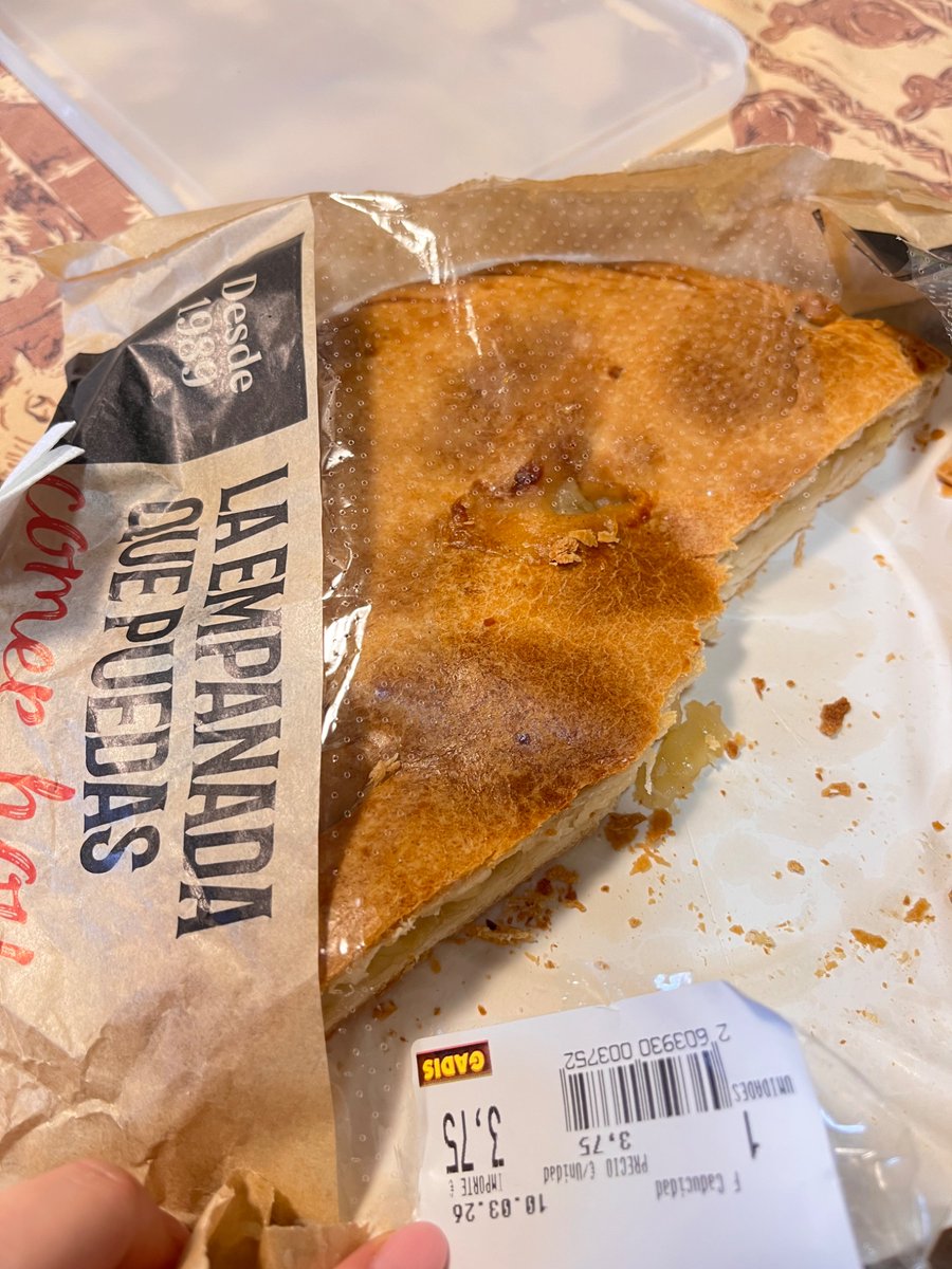 luulupop23's tweet photo. Como ha bajado la calidad  de la empanada de manzana de  @gadis  , la llevo comprando años y me encantaba pero ahora no lo voy a volver a hacer, está  malísima https://t.co/wER6FXeIqq