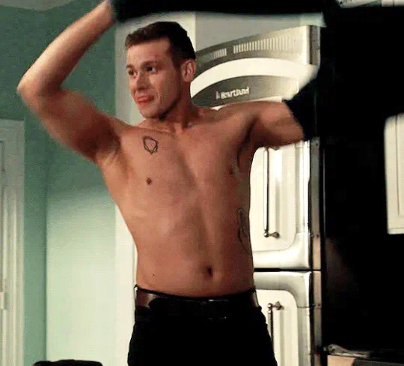 multifandomsgal's tweet photo. s1 x s2 x s8 x s9 
Grateful that the show gave up on having Oliver’s newer chest tats covered🙏🏼 🥵
(&amp; I’m sure the makeup team is too😅🤣) https://t.co/IAHvzdkFa1