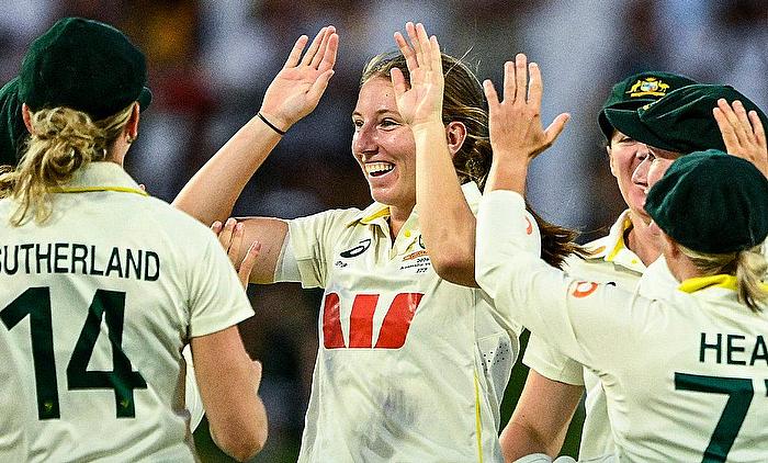 Cricket_World's tweet image. 🏏 Stumps – Day 2

🇦🇺 Australia Women 323
🇮🇳 India Women 198 &amp;amp; 105/6
India trail by 20 runs in the Only Test.

⭐ Annabel Sutherland starred with a superb century to anchor Australia’s innings.

cricketworld.com/australia-wome…

#AUSvIND #WomensTest #Cricket