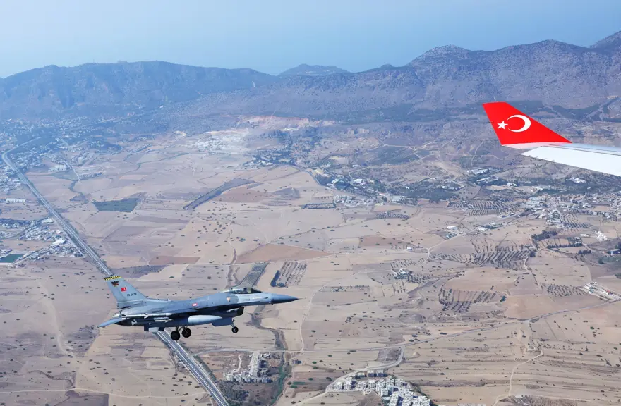🇹🇷Türkiye'nin KKTC'ye savaş uçağı göndermesi; Rumlara ve Avrupa'ya iyi cevaptır:

''Siz hepiniz ben tek!..''