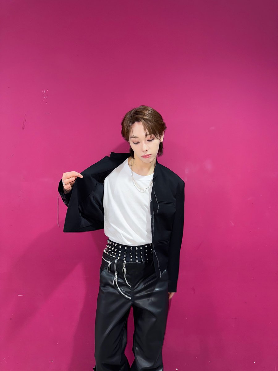 TUNEXX_official's tweet photo. 🩷🖤

#TUNEXX #튜넥스
#Taira #타이라 
#SET_BY_US_ONLY
#내가_살아있다는_증거 https://t.co/NW3jxD7qv4