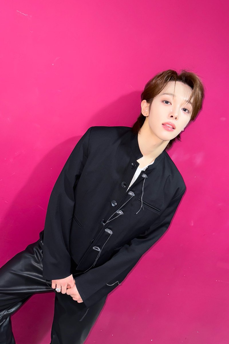 TUNEXX_official's tweet photo. 🩷🖤

#TUNEXX #튜넥스
#Taira #타이라 
#SET_BY_US_ONLY
#내가_살아있다는_증거 https://t.co/NW3jxD7qv4