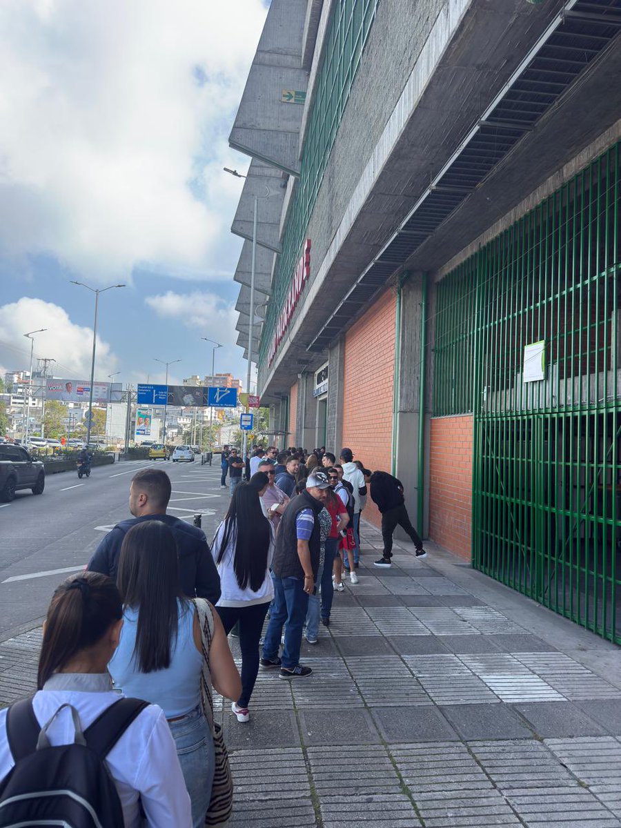 Que hermosa hinchada tiene el <a href="/oncecaldas/">🏆 Once Caldas ⭐️⭐️⭐️⭐️</a>. Asi está la fila para adquirir la nueva camiseta. 

Recuerde que si usted está entre los 1.000 puede ir a reclamarla hoy
