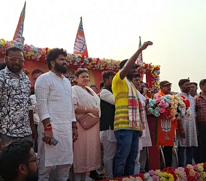 GoswamiSpeak's tweet photo. Even though heavyweight leaders are on stage at the @BJP4Bengal #ParivartanYatra program in #Jamuria, the empty chairs indicate that the people are turning their backs on the BJP.
The general public is boycotting the BJP.
@impriyankabjp Hello Madam, get ready #KhelaHobe. 😊💚✌️ https://t.co/cLBpRyKwws