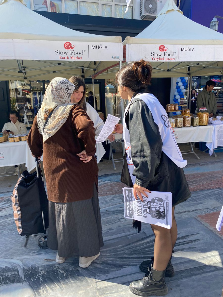 kdkmugla's tweet photo. Menteşe Kadın Emeği pazarında basın açıklamamıza çağrı ve bildiri çalışmamızı yaptık.

8 Mart’ta hodri meydan! "Siz tek, biz hepimiz!" demek için buluşuyoruz.

🗓8 MART PAZAR
🕕 15.00
📍 SINIRSIZLIK MEYDANI

#8mart #siztekbizhepimiz https://t.co/uIHDmNaB6v