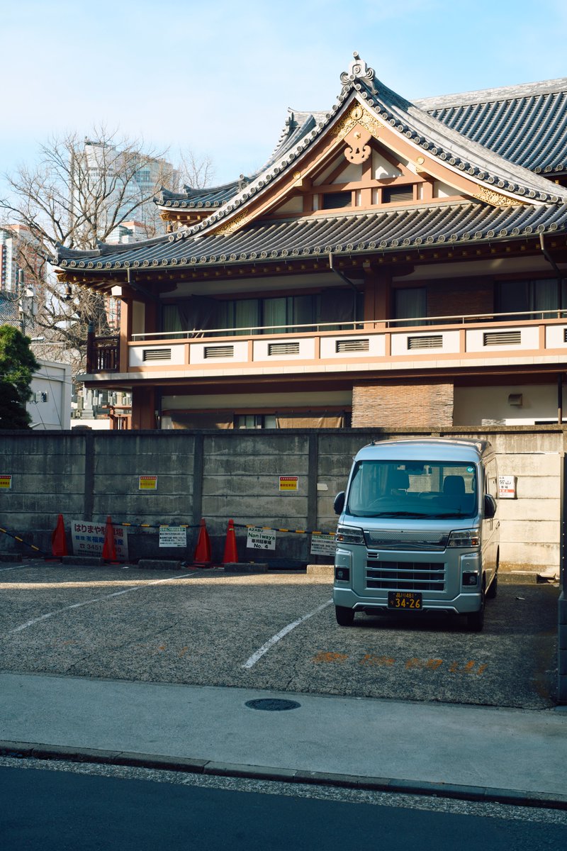 KannistoJuha's tweet photo. Today I did a long walk from Ebisu to Ginza (through Hiroo) and enjoyed taking some photos with my Sony #A7CII & #MSOptics #Lumitar 50/3.5 (uncoated) on the way. It was quite cool but Spring-like. Nice photogenic light but got cloudy later. More: https://t.co/5Sy2Rpbg0i https://t.co/9RYaB76Kxl